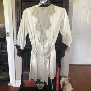 JONES NEW YORK: CREAM SATEEN ROBE AND NIGHTDOWN SIZE M